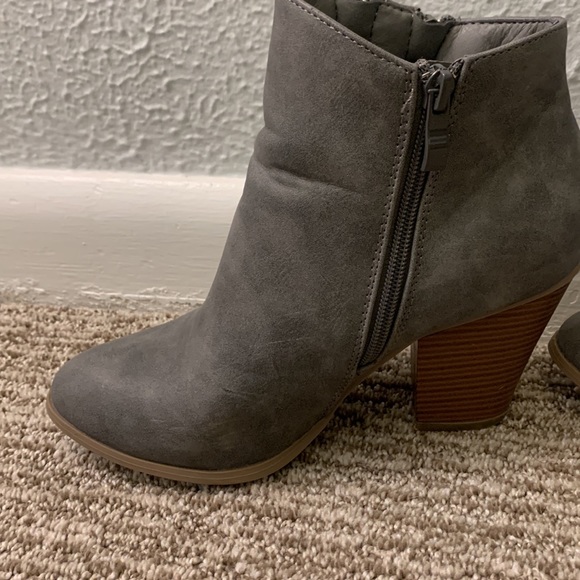 Women’s grey heeled boots - Picture 3 of 3